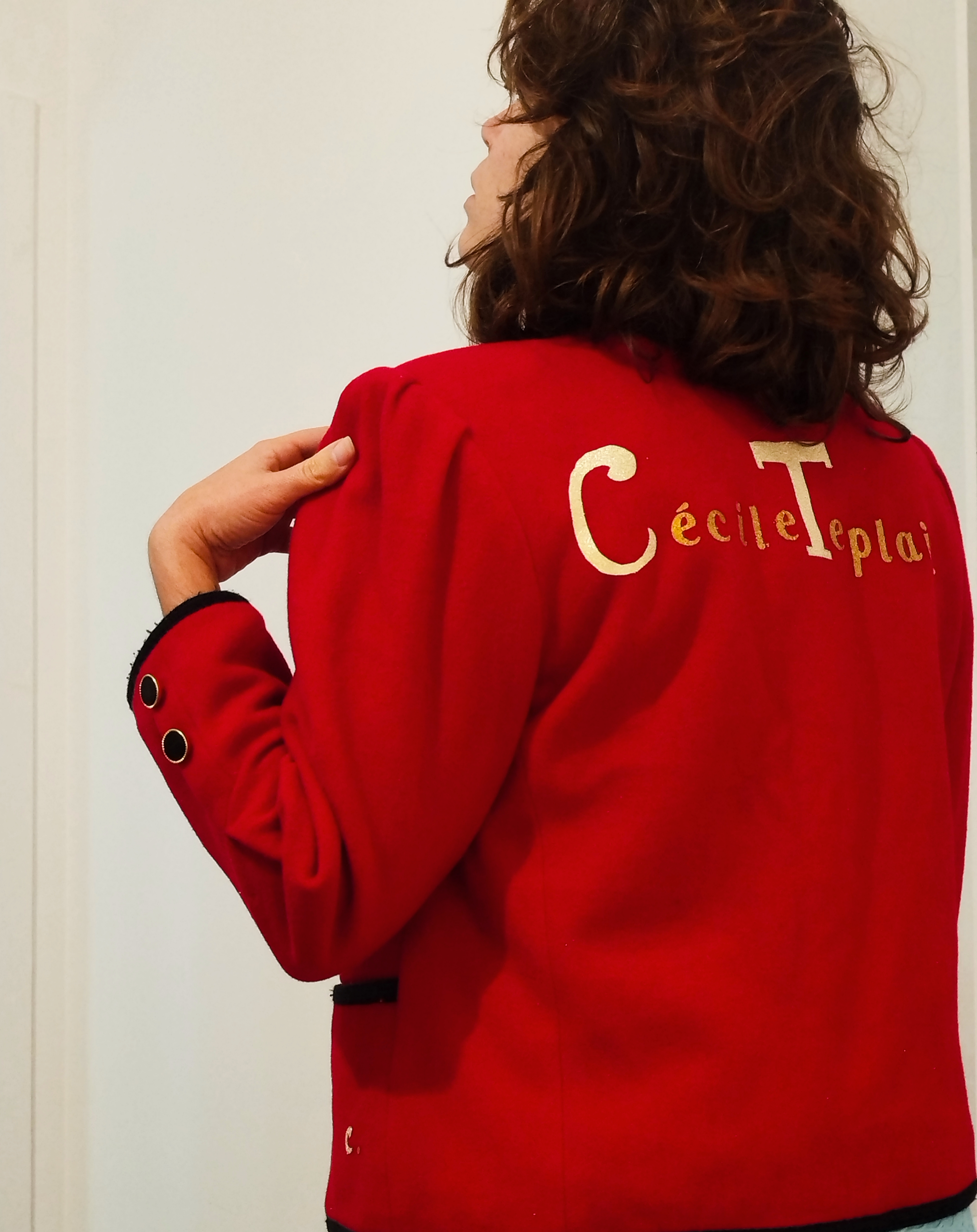 Veste Rouge, lettres dorée